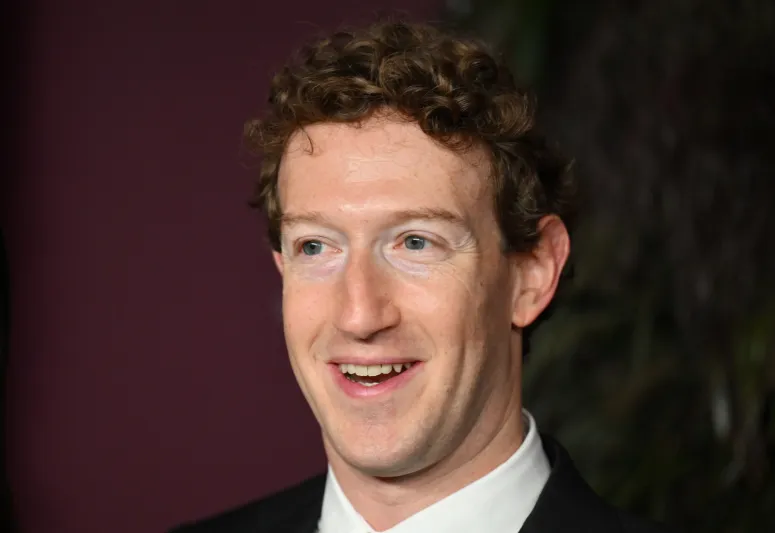 مارك زوكربيرغ يخطف الأنظار بأخف الساعات وزنًا في العالم