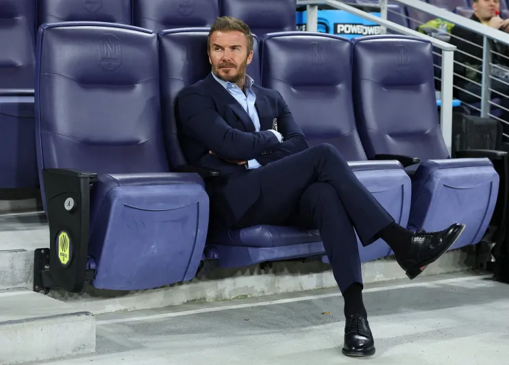 من الملاعب إلى منصّات الموضة: قصّة بيكهام بين الرياضة والأناقة