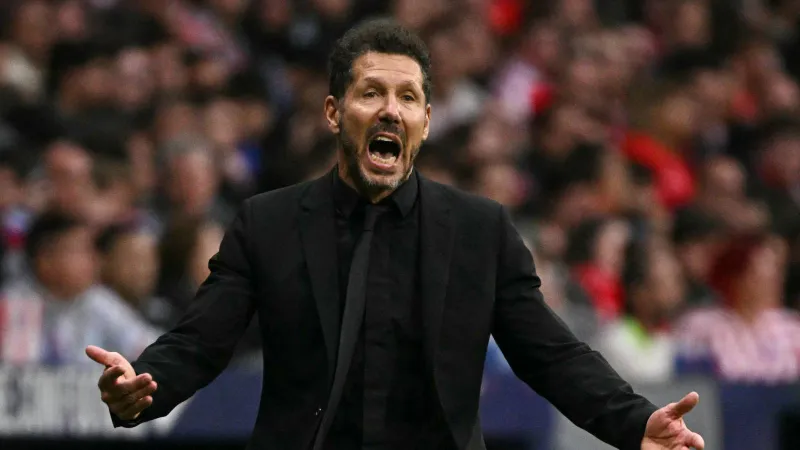 تشولو سيميوني.. 13 عامًا من المجد والوفاء مع أتلتيكو مدريد قبل مواجهة سانت جيلواز