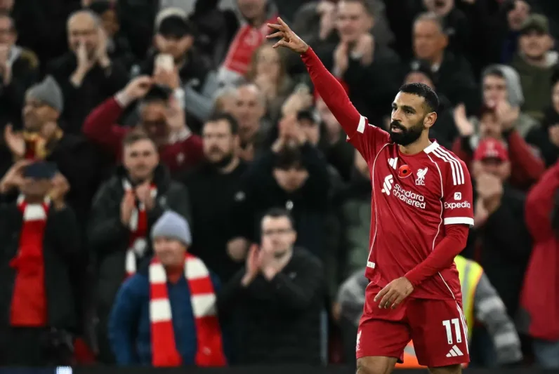 لقاء بين محمد صلاح وستيفن جيرارد يسرق الأضواء من فوز ليفربول