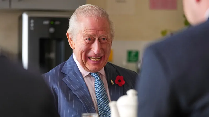 الملك تشارلز يشارك الجنود القدامى بدعابة "صنع في سويسرا"  