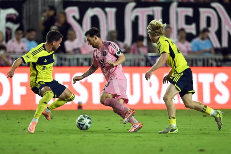 ميسي يسجل هدفين ويبدع بمراوغة استعراضية (فيديو)