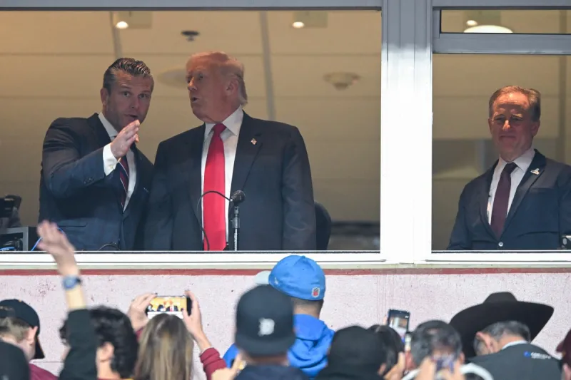 ترامب يحلّق فوق الجماهير بالطائرة الرئاسية ويخطف الأضواء في مباراة الـNFL! (فيديو)