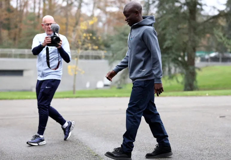 نجولو كانتي يلفت الأنظار بتواضعه (فيديو)