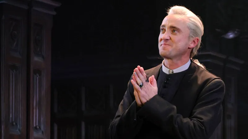 لحظة سحرية في نيويورك.. توم فيلتون يُجسد دراكو من جديد (فيديو) 