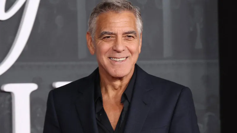 كلوني يُخطف الأضواء في العرض الأول لفيلم "Jay Kelly" رغم غيابه! (فيديو)