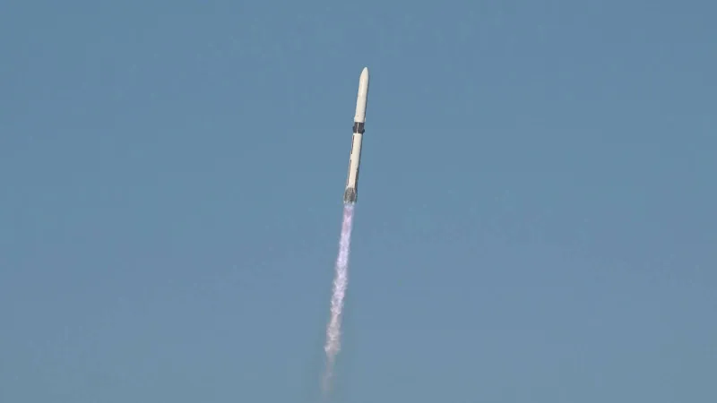 نجاح تاريخي لبلو أوريجين في إطلاق صاروخ إلى المريخ وهبوط معززها بنجاح