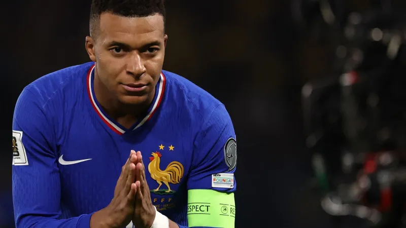 لافتات غاضبة ورسائل قاسية.. جماهير نادي كاين تنقلب على مالكه كيليان مبابي