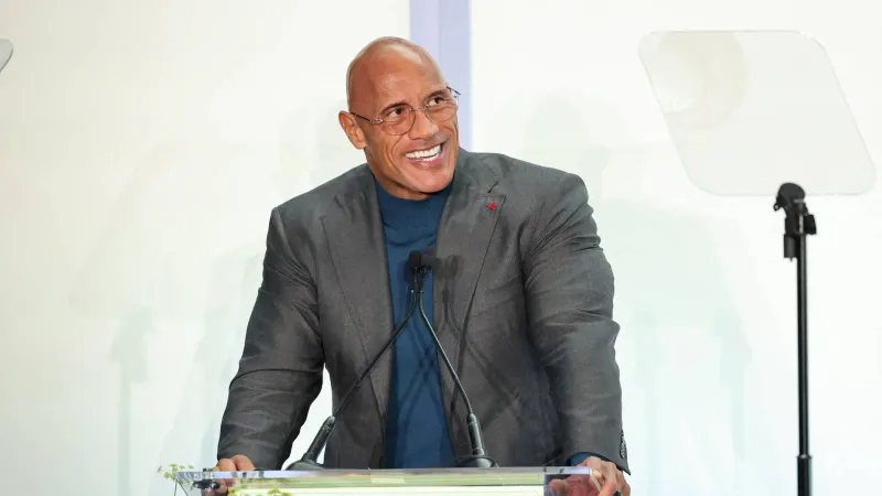 لقطة أثارت الحماس: ذا روك يفاجئ جمهور يونيفرسال ستوديوز خلال تصوير جومانجي 3 (فيديو)