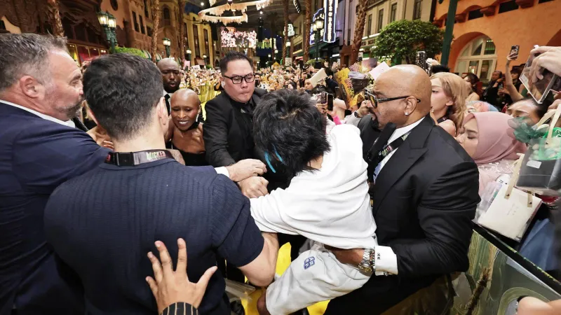 ثوانٍ حاسمة في سنغافورة: سينثيا إريفو تنقذ أريانا غراندي من موقف مفاجئ (فيديو)