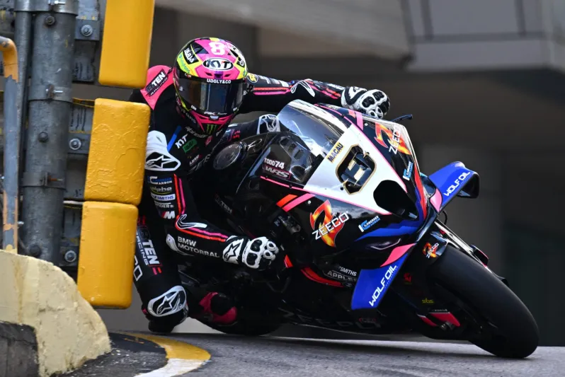 حادث صادم قبل انطلاق سباق "موتو جي بي" يُخرج أحد المتسابقين (فيديو)