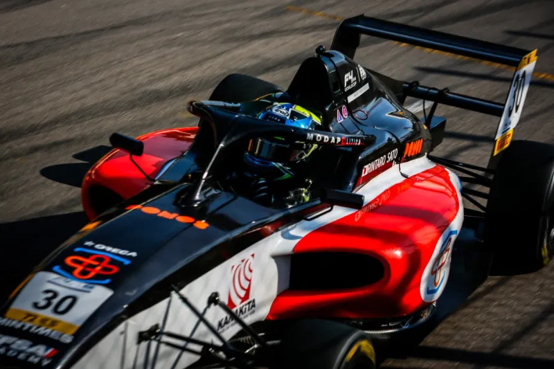 منافسات قوية تختتم الجولة الرابعة من بطولة أرامكو للفورمولا 4 (صور)