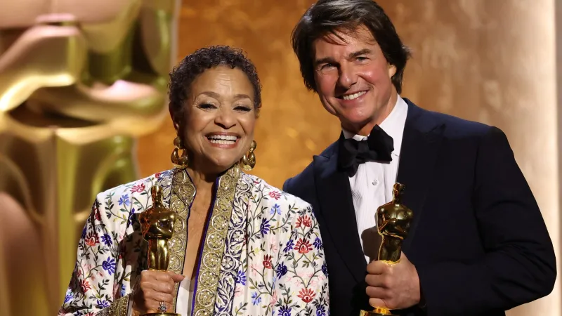 توم كروز وديبي ألين يسرقان الأضواء برقصة قبل حفل Governors Awards (فيديو)