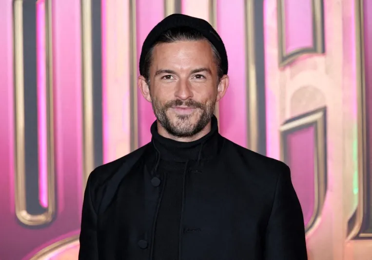 كيف تمكن جوناثان بيلي من اعتلاء قمة نجوم هوليوود في 2025؟ (فيديو)