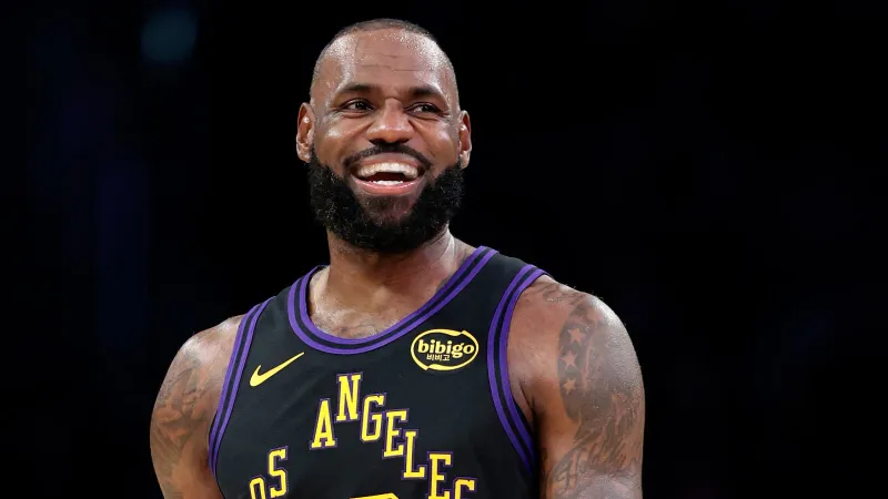 ليبرون جيمس يلفت الأنظار من المدرجات بساعة فاخرة.. ما الذي يميّزها؟