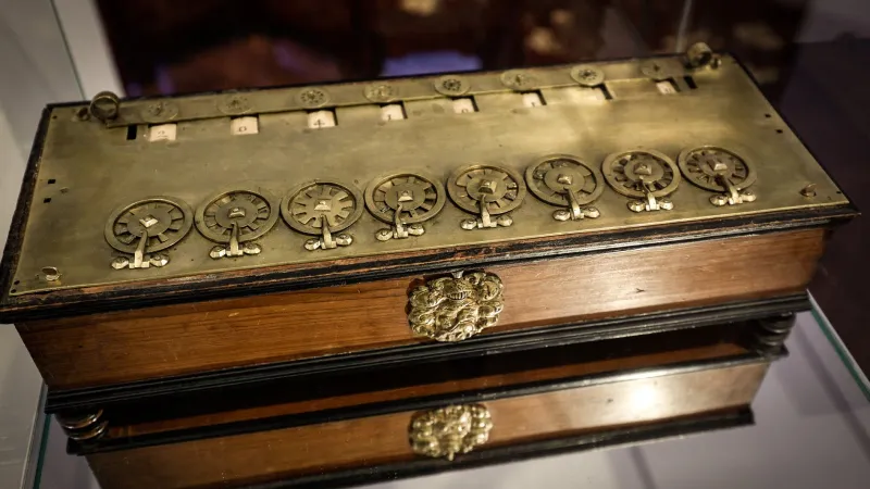 لماذا ألغت محكمة فرنسية بيع أقدم آلة حاسبة في التاريخ؟