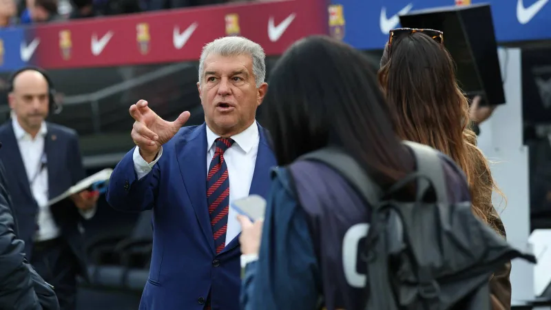 لابورتا يقف إلى جانب تيباس في مواجهة تهديد العزل من رئاسة رابطة الليغا 