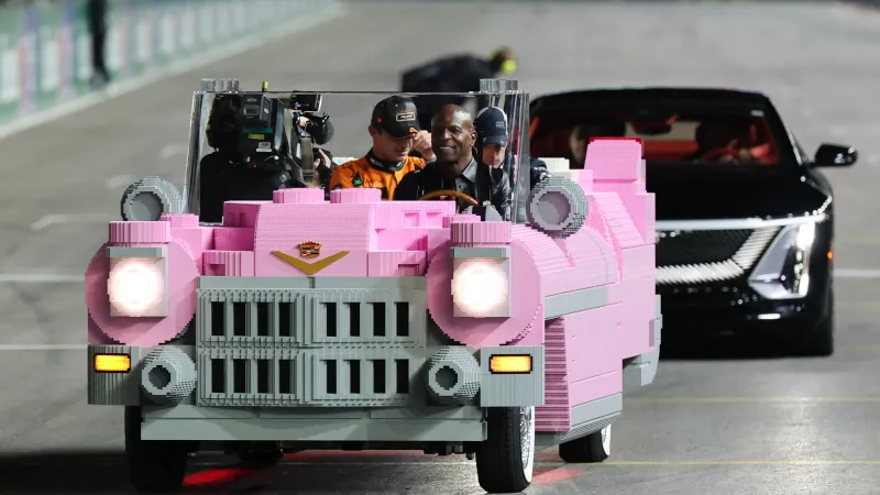 تيري كروز يخطف الأضواء في لاس فيغاس بجولة وردية مع أبطال الفورمولا 1 (فيديو)