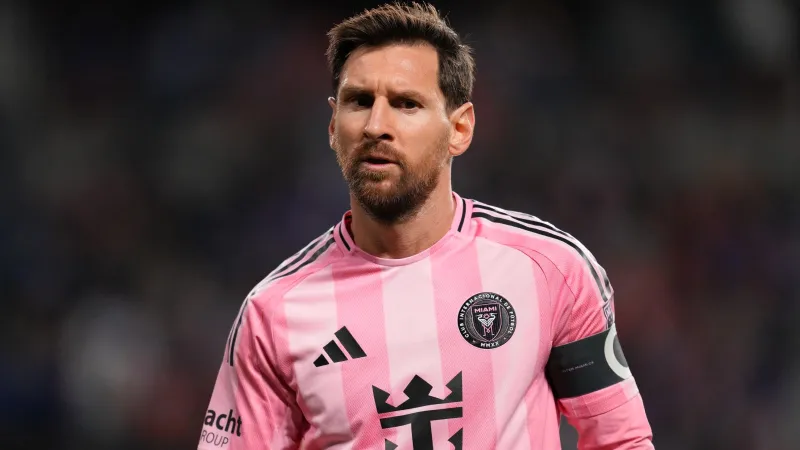 ميسي يحافظ على إرثه: توقيعاته وتذكاراته الرسمية مستمرة في السوق