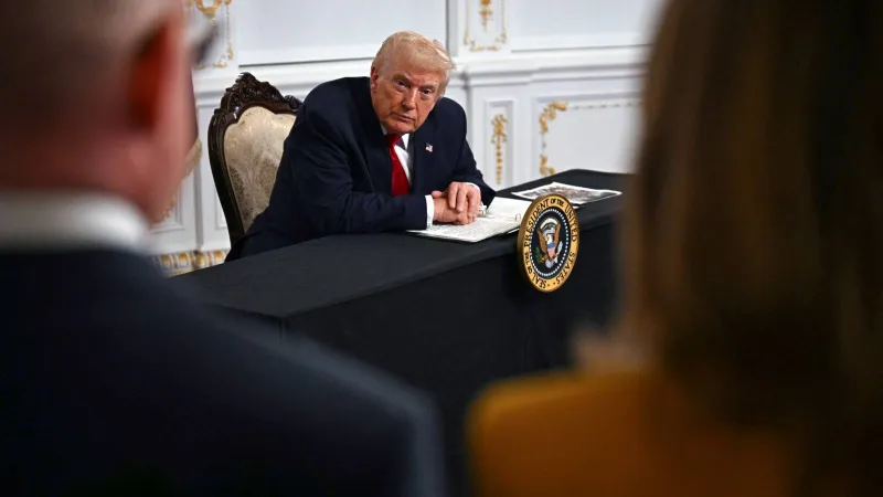 دونالد ترامب يحمل حفيده اللبناني