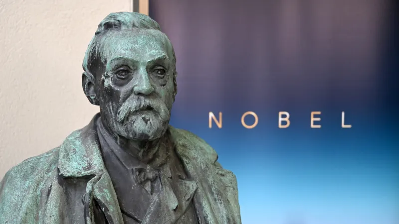 من أنابيب الاختبار إلى العالميّة: أبرز إنجازات نوبل 2025