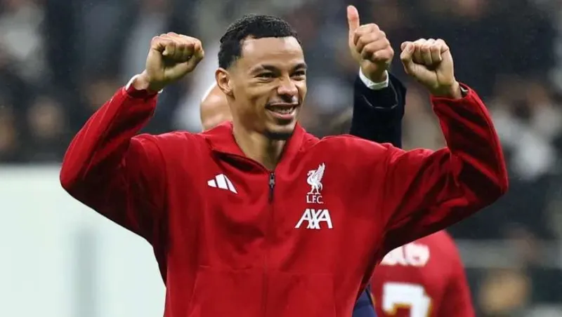 من جدة إلى الأنفيلد.. هدية بنزيما الخاصة تربط نجم الاتحاد بمهاجم ليفربول (تفاصيل) 