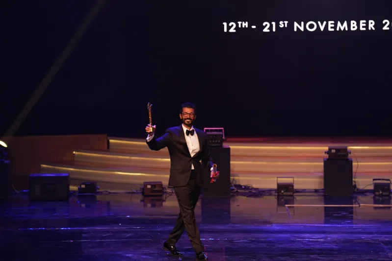 البدل الكلاسيكية تتألق على السجادة الحمراء بمهرجان القاهرة السينمائي 46