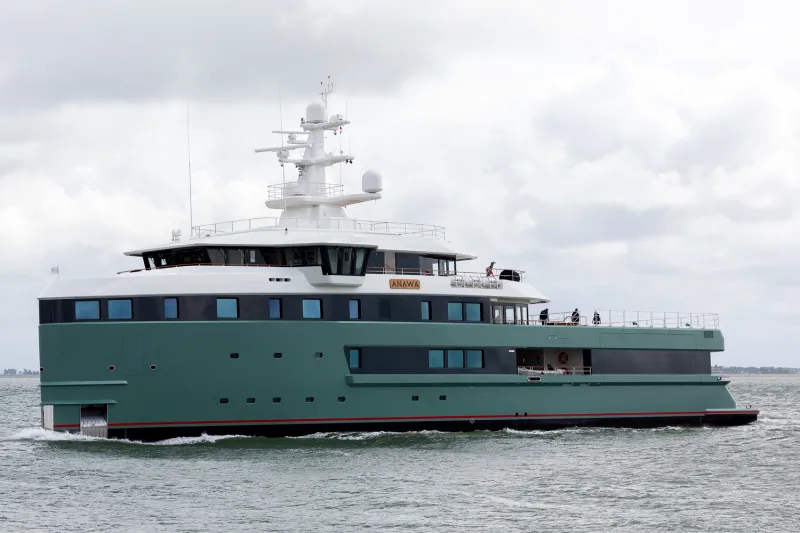 "أنوا إكسبلورر".. يخت ملياردير "برغر كينغ" يسرق الأضواء في ميناء فيغو