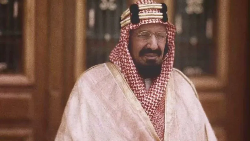أقدم صورة للملك عبدالعزيز تُنشر بعد 122 عامًا.. هكذا بدت ملامح القائد الشاب