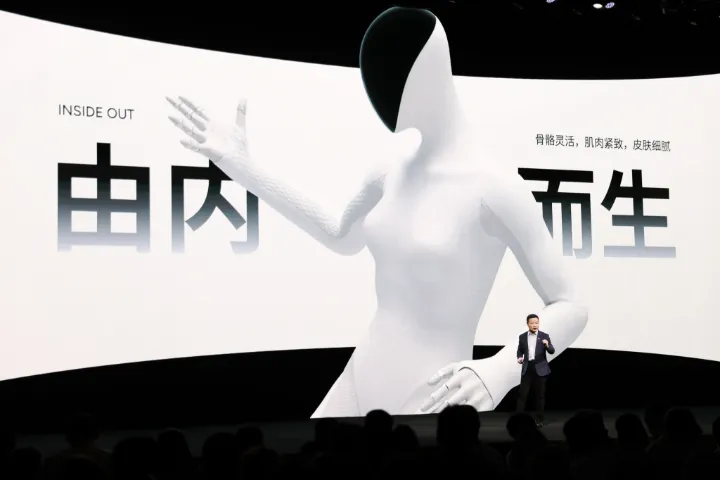 روبوت إكس بنغ Iron يثير الجدل في معرض صيني بحركة غير متوقعة (فيديو)