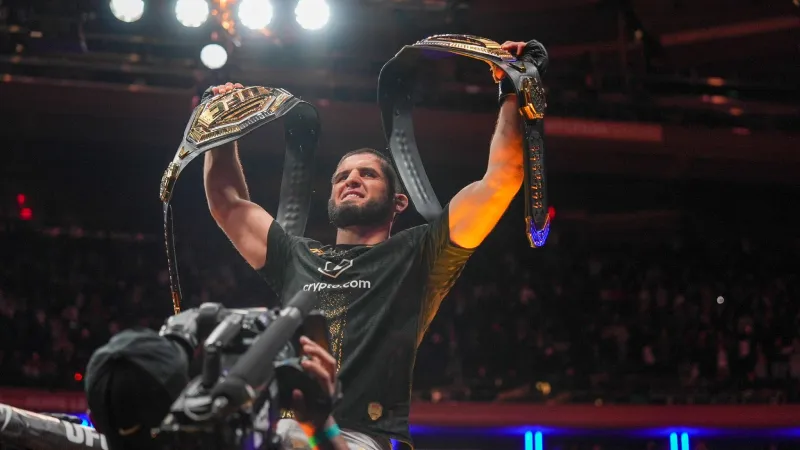 إسلام ماخاشيف يُتوج بلقبه الثاني بعد فوز ساحق في UFC 322 (فيديو)