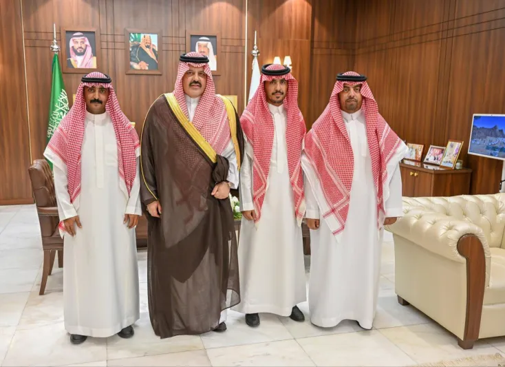 بطولة في قلب السيول.. مواطن سعودي يخاطر بحياته لإنقاذ وافدين (فيديو)