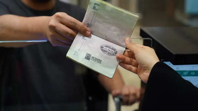 الجوازات تكشف شروط تحويل تأشيرة أبناء المقيمين إلى إقامة دائمة