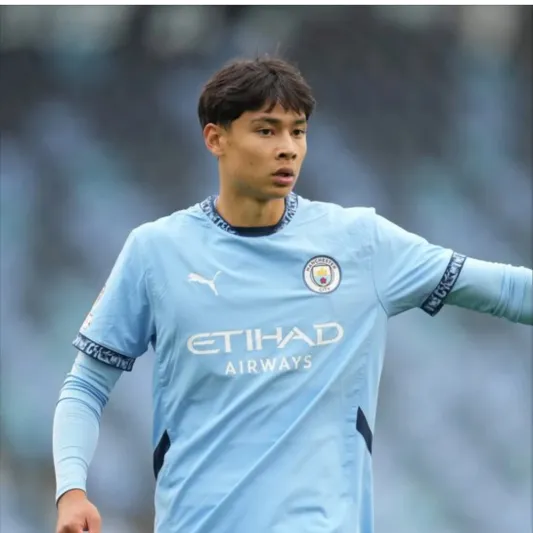 من الملاعب إلى الدراسة: لاعب مانشستر سيتي الشاب يعتزل كرة القدم