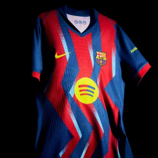 بين التراث والإلهام: برشلونة يطلق قميصًا يحتفل بجيل رونالدينيو الذهبي (فيديو)