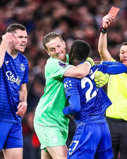  إدريسا غي يعتذر لكين بعد واحدة من أغرب البطاقات الحمراء بالدوري الإنجليزي (فيديو)