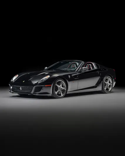 تحفة فيراري النادرة SA Aperta  تسرق الأضواء في مزاد أبوظبي بسعر قياسي 