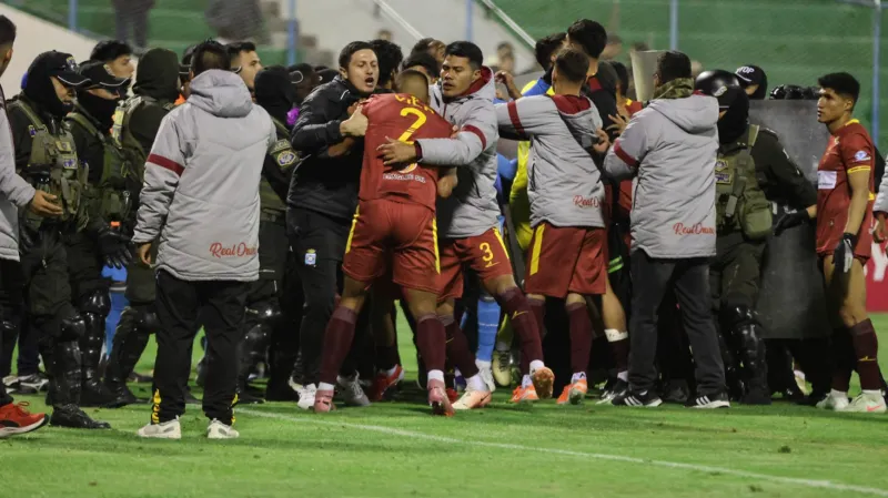 كأس بوليفيا تشتعل بالعنف.. مباراة تتحول إلى معركة بـ17 بطاقة حمراء! (فيديو)