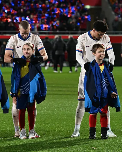 في ليلة باردة على ملعب آنفيلد.. لاعبا ريال مدريد يصنعان لحظة إنسانية خالدة (فيديو)