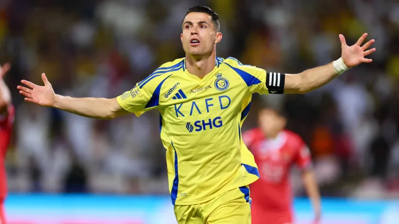  الأسطورة تتفوّق على الآلة.. رونالدو يسجل في حارس روبوت (فيديو)