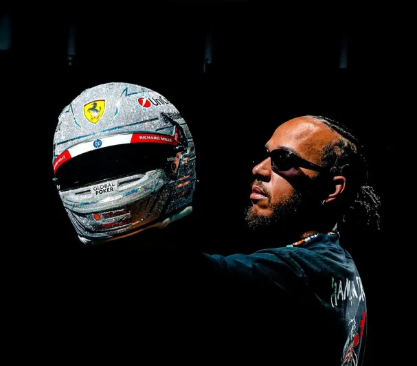 هاميلتون يحول خوذته إلى قطعة فنية تواكب أضواء المدينة!