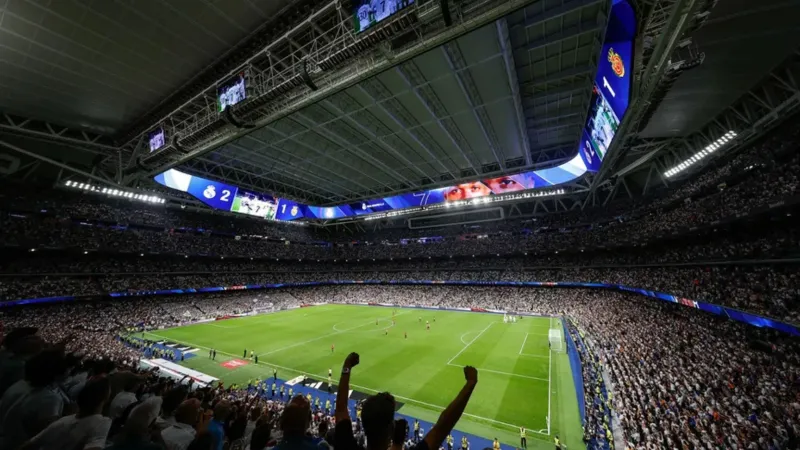 ملعب ريال مدريد يختصر اسمه ويكشف عن وجهه الجديد للعالم