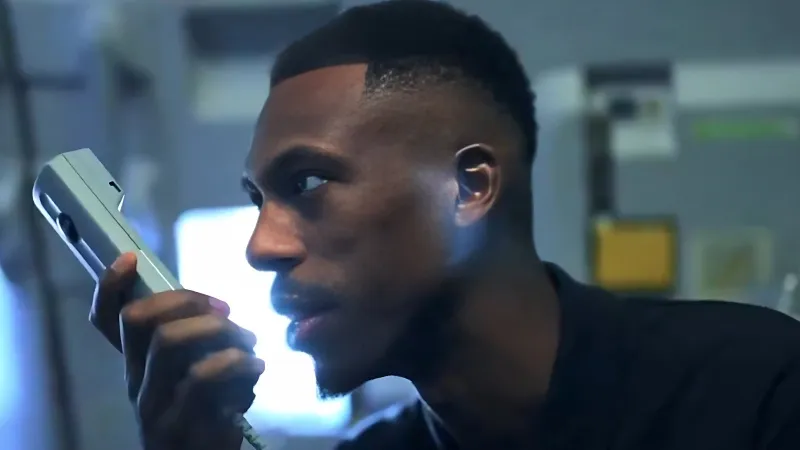 محمد كنو يتحول إلى “مذيع الرحلة” داخل طائرة الهلال الخاصة (فيديو)