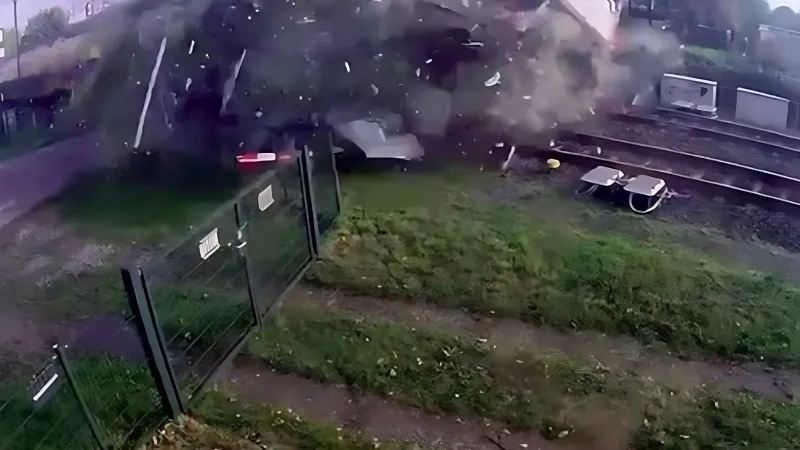 لحظات مرعبة.. قطار فائق السرعة يصطدم بشاحنة فاكهة في هولندا (فيديو)