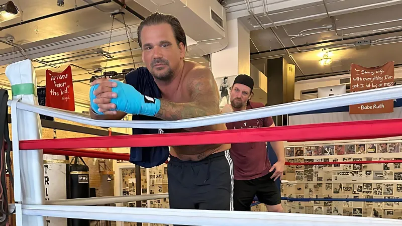 ابن نجم الروك رود ستيوارت يسجل أسرع سقوط في بطولة Misfits للملاكمة (فيديو)