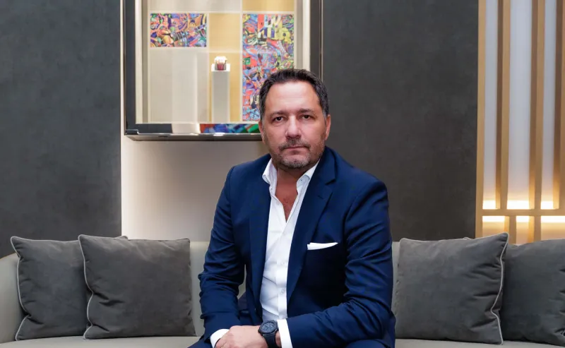 رئيس Hublot جوليان تورنار يتصدر غلاف مجلة "الرجل": «الوقت جوهر الفخامة»