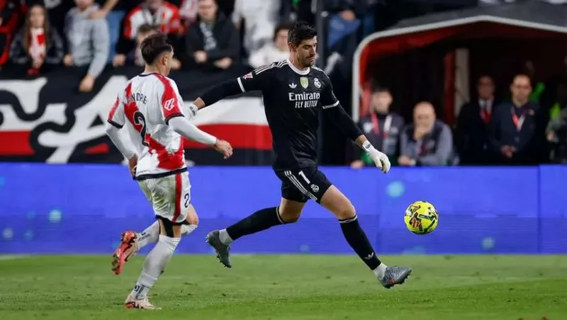 أزمة الإصابات تضرب ريال مدريد: كورتوا وفالفيردي خارج التشكيلة