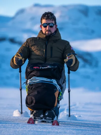 رغم إصابته بالشلل.. مغامر يعود ليكسر رقماً قطبياً يصعب تصديقه