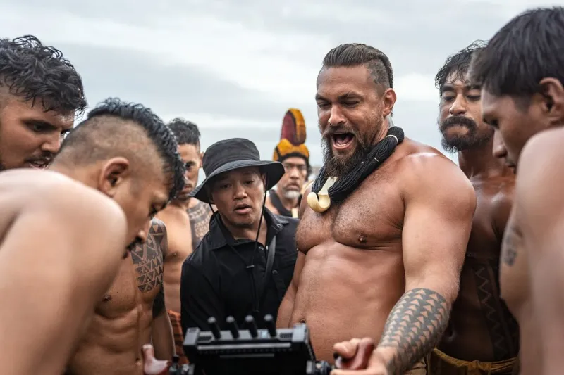 جايسون موموا يكشف برنامجه المكثف لبناء صدره في فيلم Aquaman