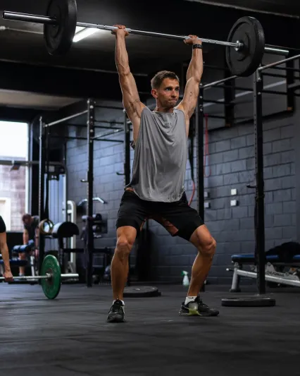 تمرين Push Press﻿: الطريقة الذكية لبناء القوة الانفجارية دون إهدار الوقت